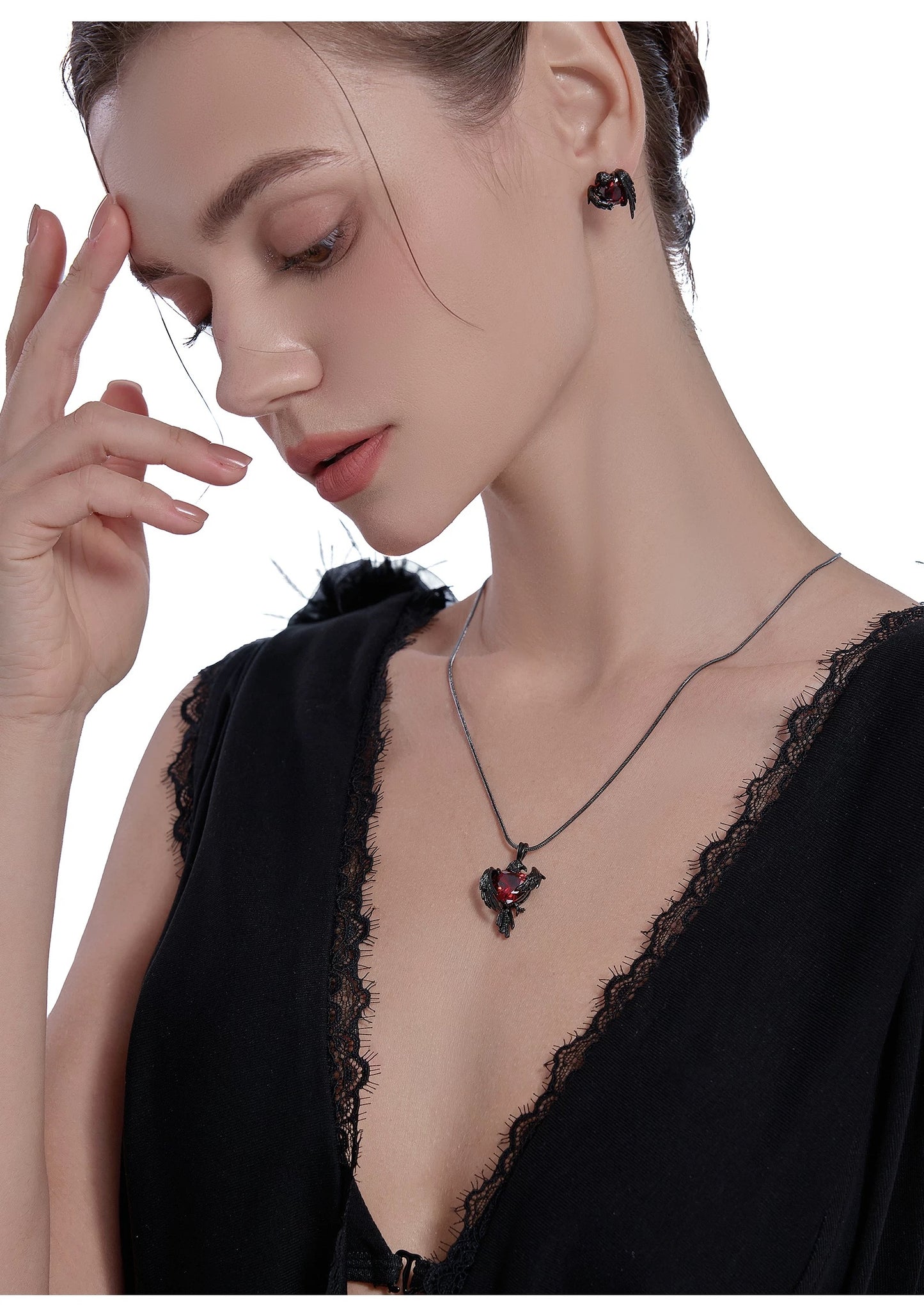 Qin Che the heart of crow necklace