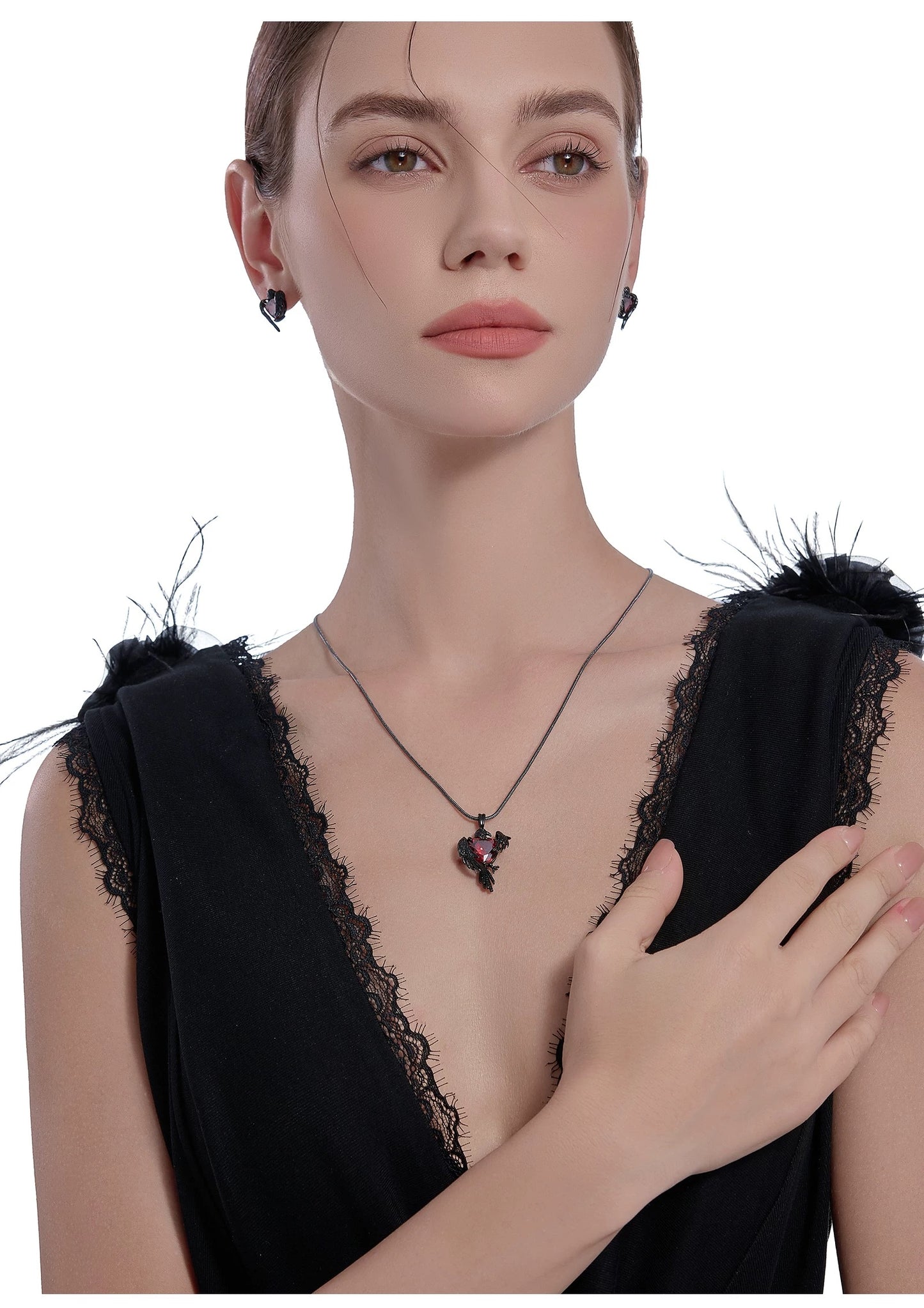 Qin Che the heart of crow necklace