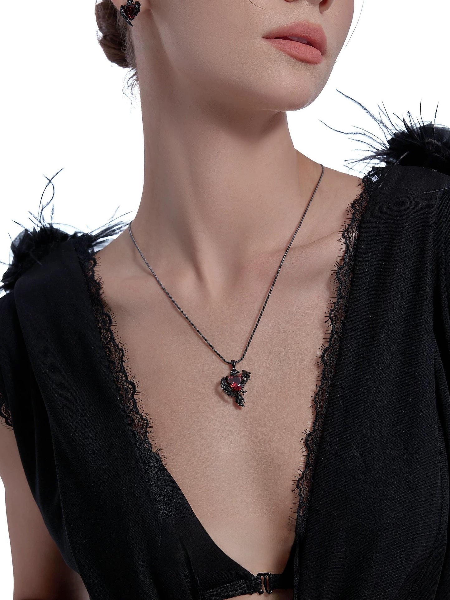 Qin Che the heart of crow necklace