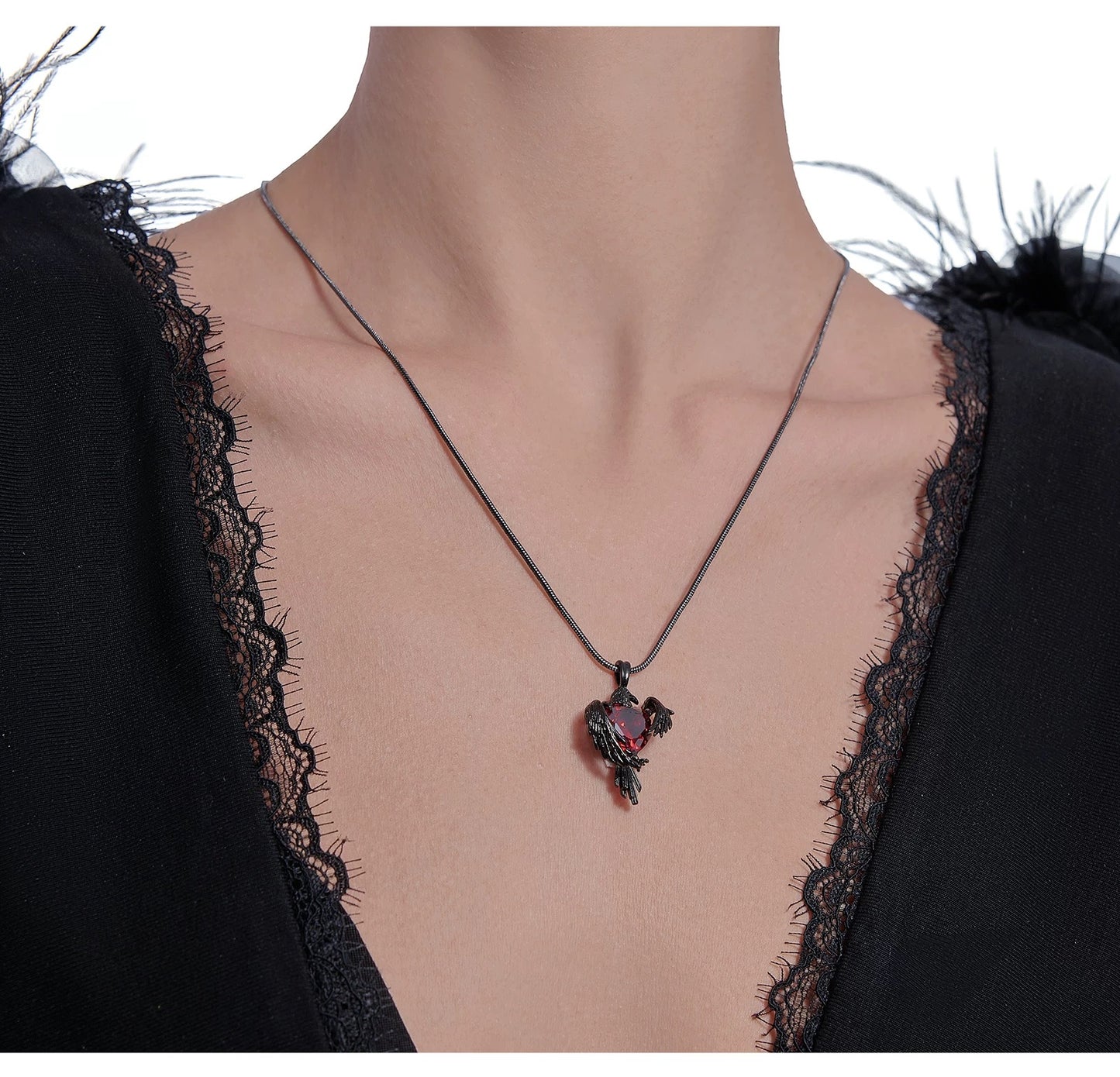 Qin Che the heart of crow necklace
