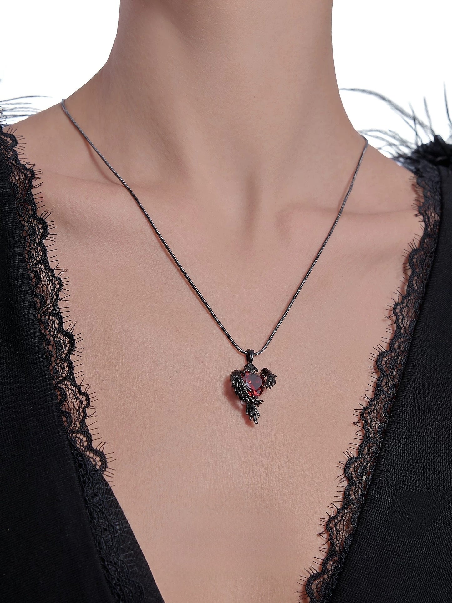 Qin Che the heart of crow necklace