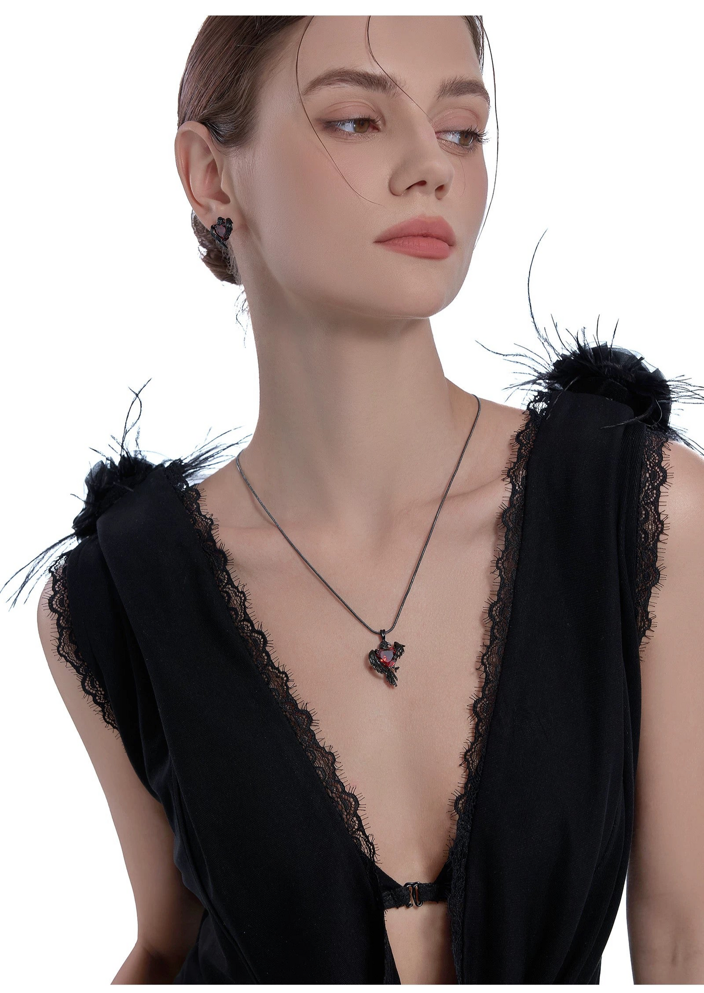 Qin Che the heart of crow necklace