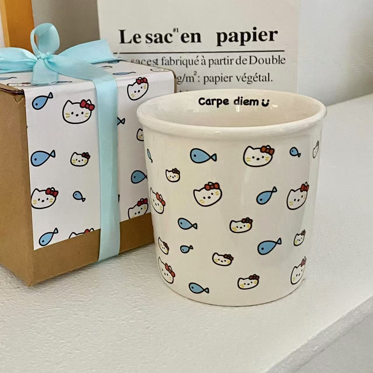 Cat eating fish hand-held mug gift box
