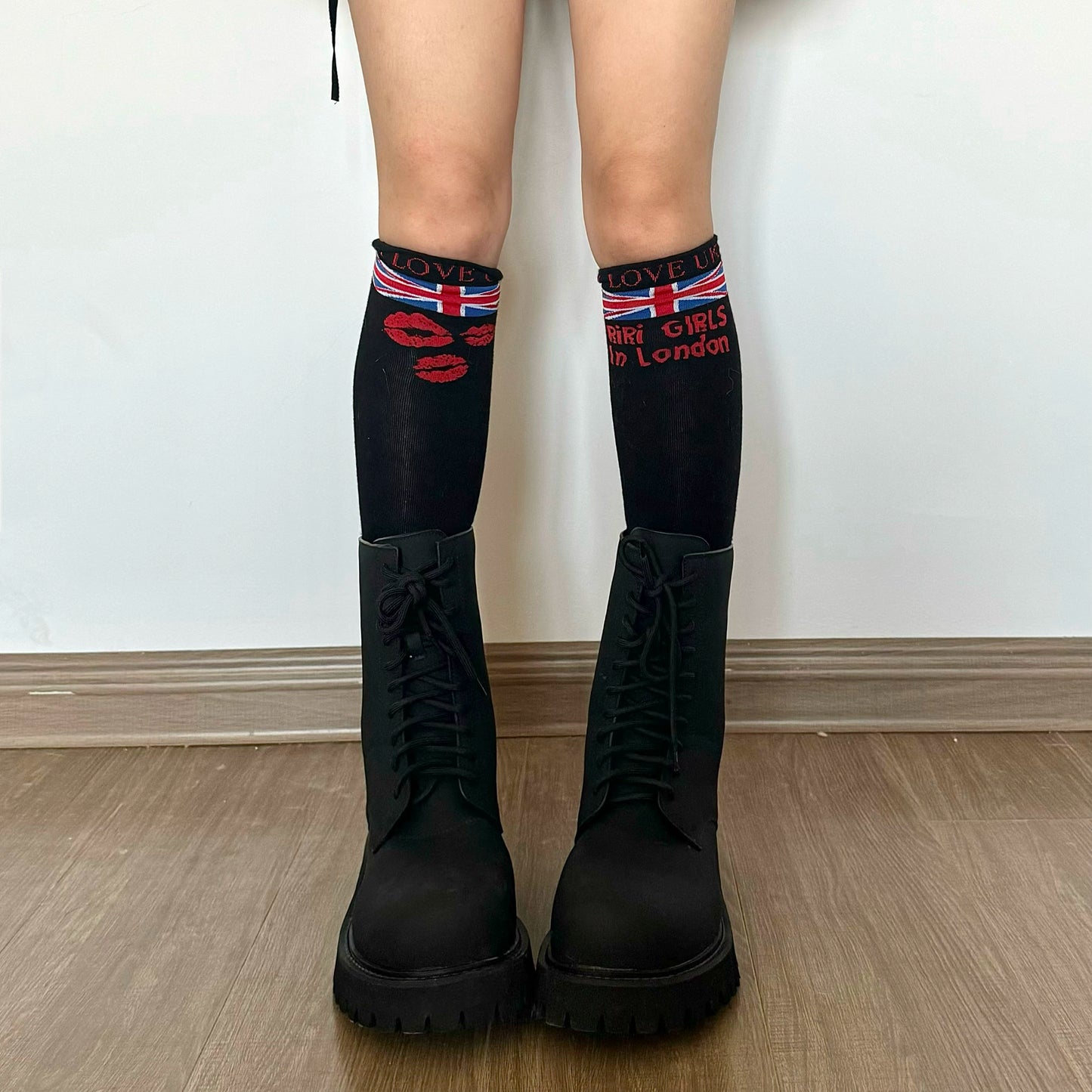 Stylish London girls lip print knit calf socks