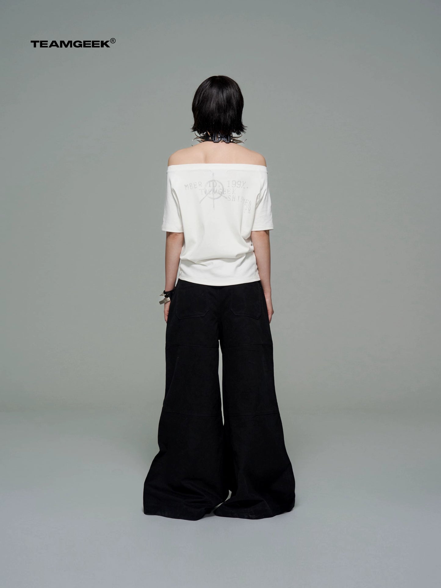 Retro star off-shoulder tee