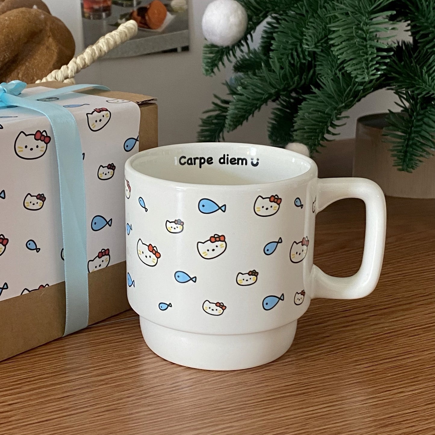 Cat eating fish hand-held mug gift box
