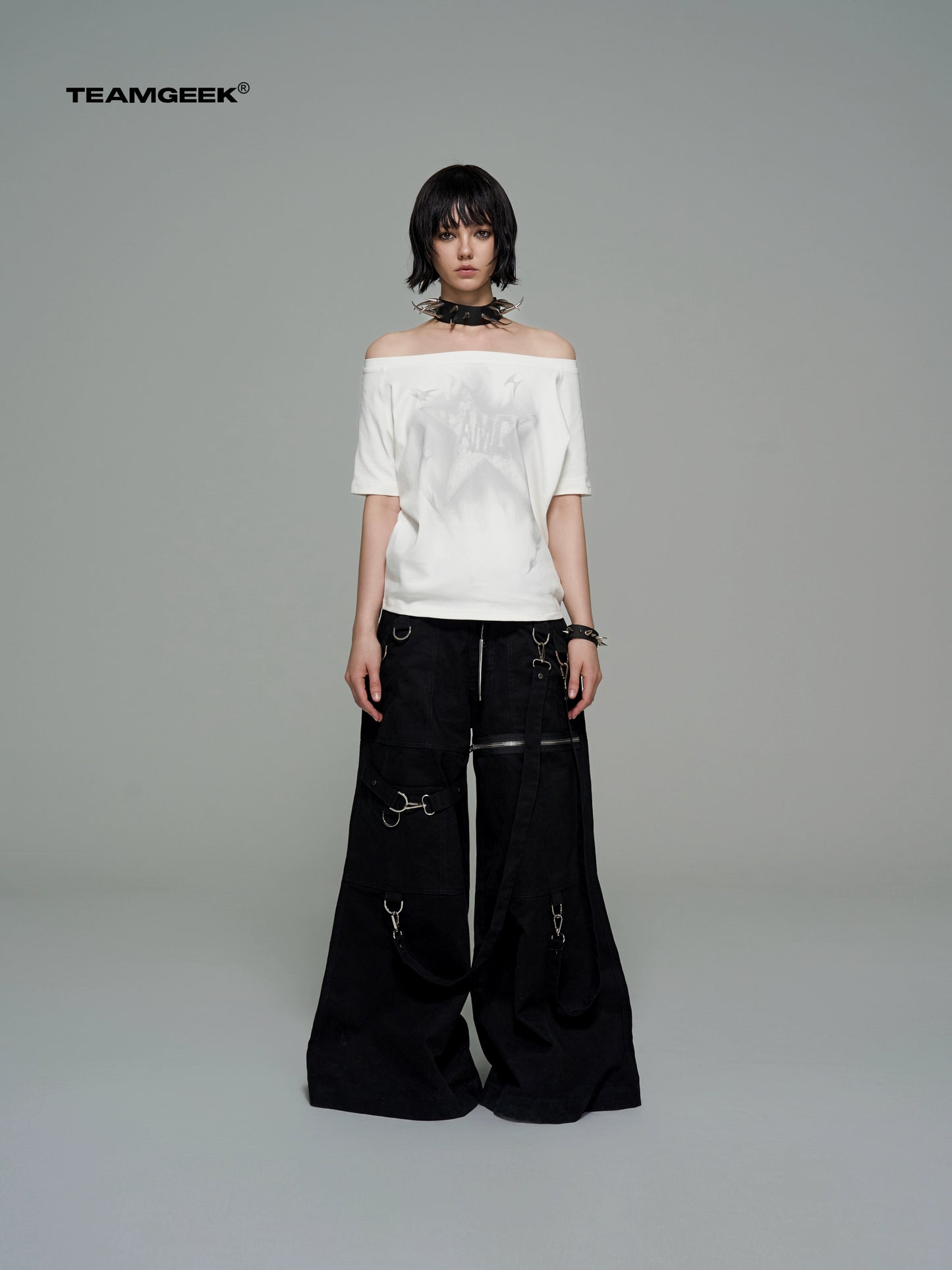 Retro star off-shoulder tee