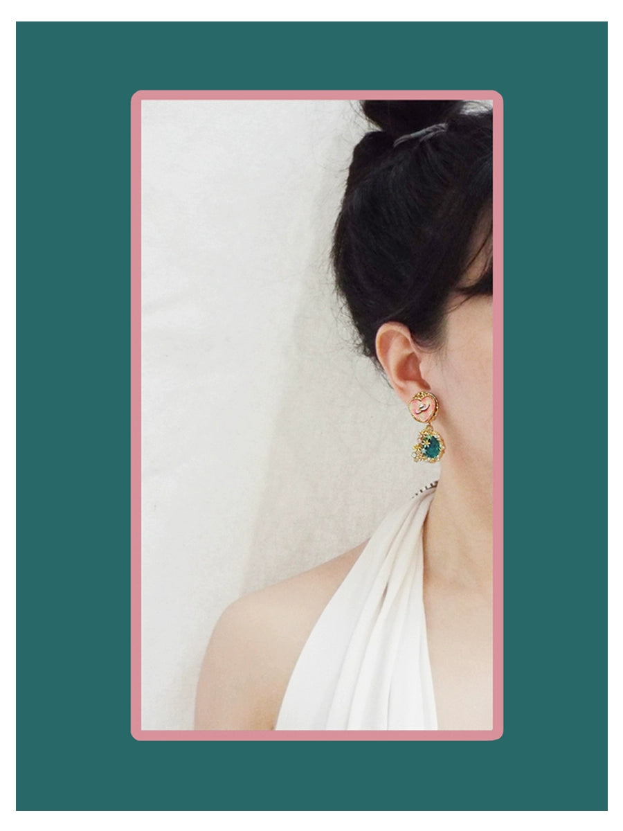 The Palace of Douil Le Li "is a luxurious and charming Baroque earring adorned with a small hat