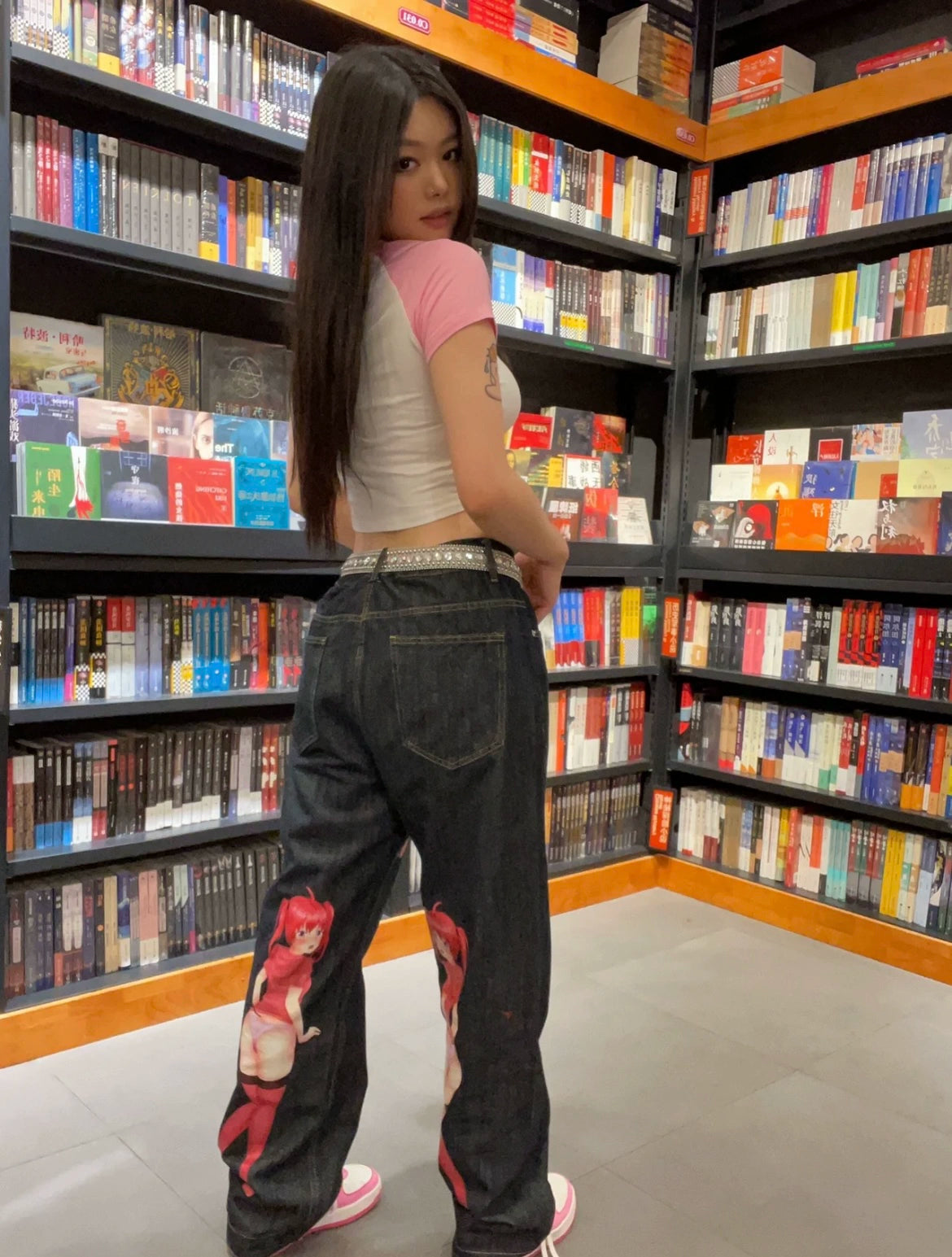 Loose-fitting jeans