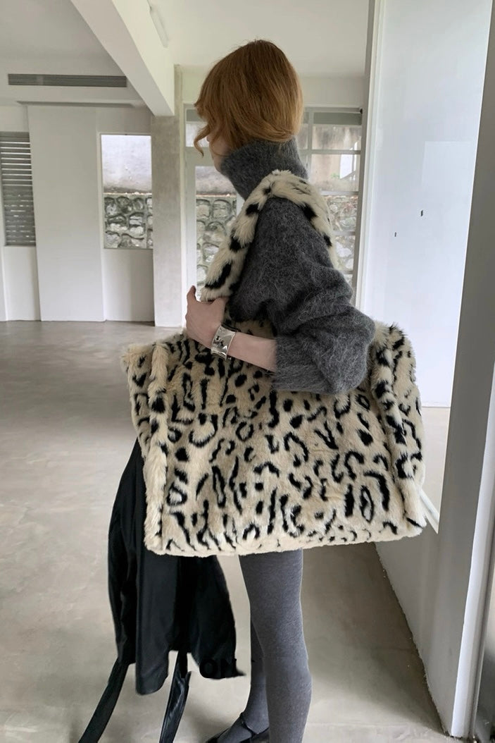 Large capacity leopard print plush bag