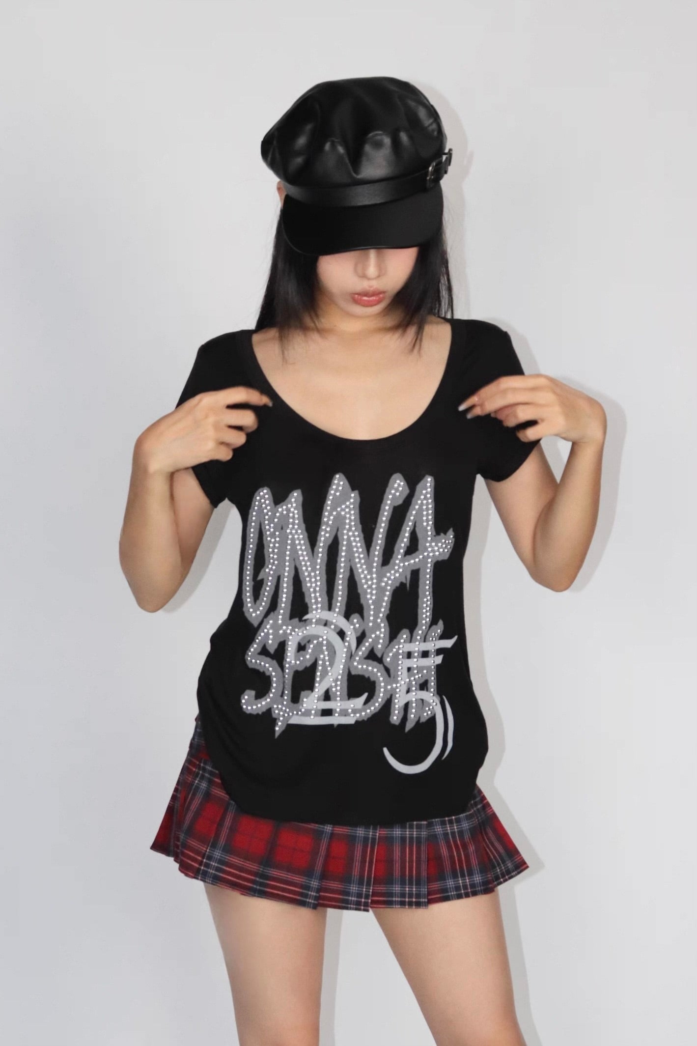 Old rivet print thin through tee