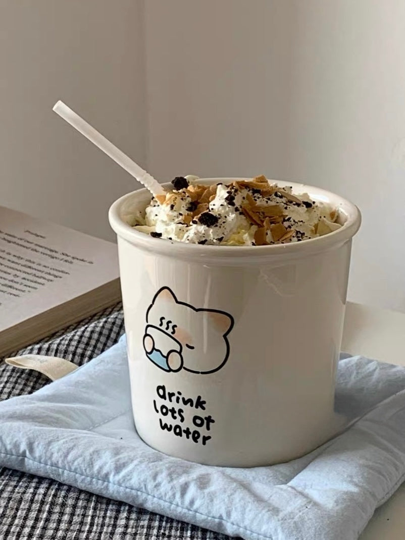 The kitten calls you to drink water "ceramic coffee cup