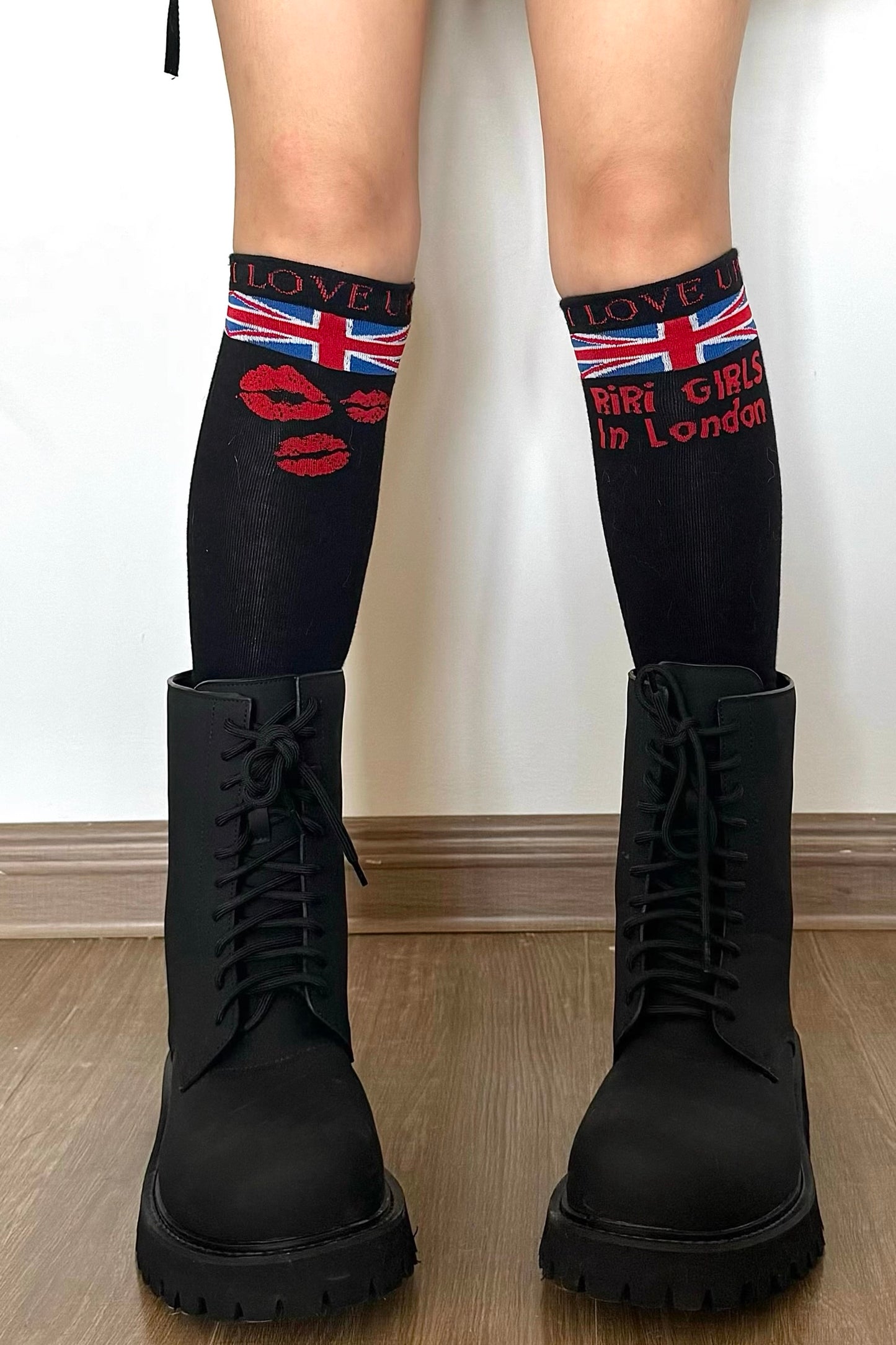 Stylish London girls lip print knit knee-high socks