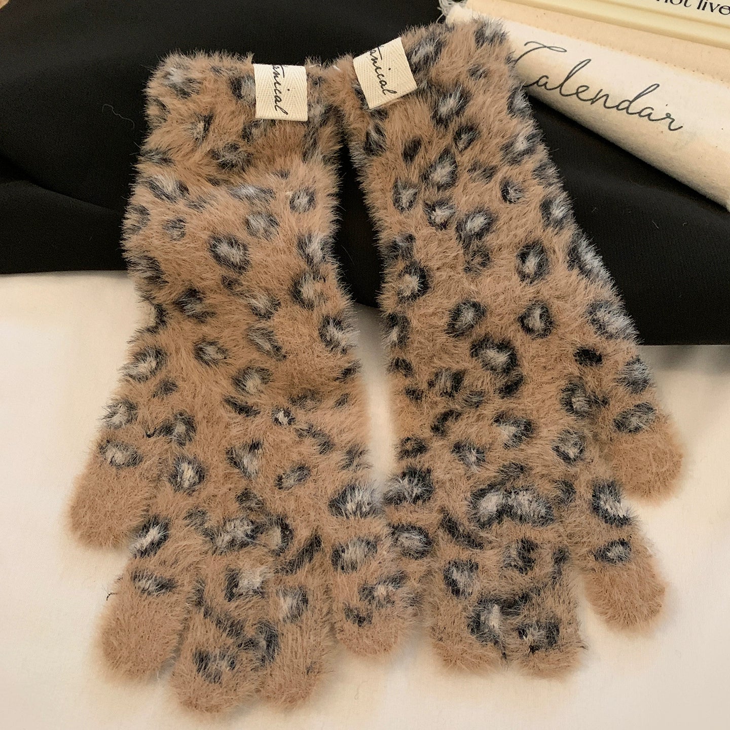 Leopard print plush knitted yarn gloves with touch screen