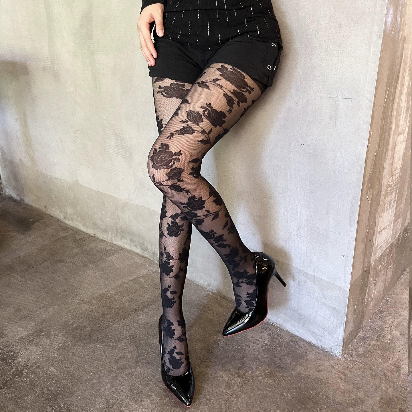 Three dimensional rose tights
