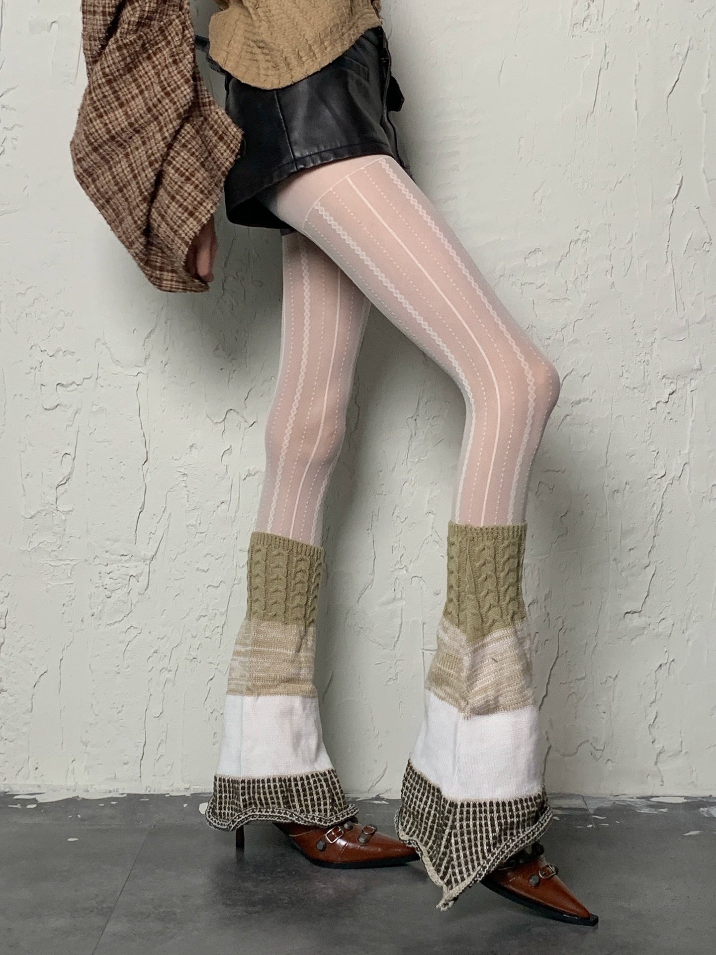 Light Asian Milk White Vertical Pattern&Khaki Trumpet Socks