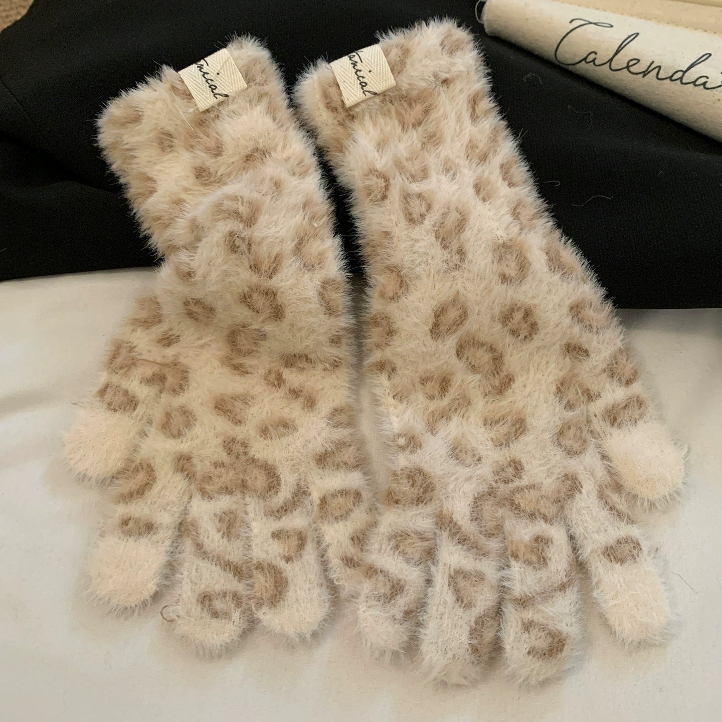 Leopard print plush knitted yarn gloves with touch screen