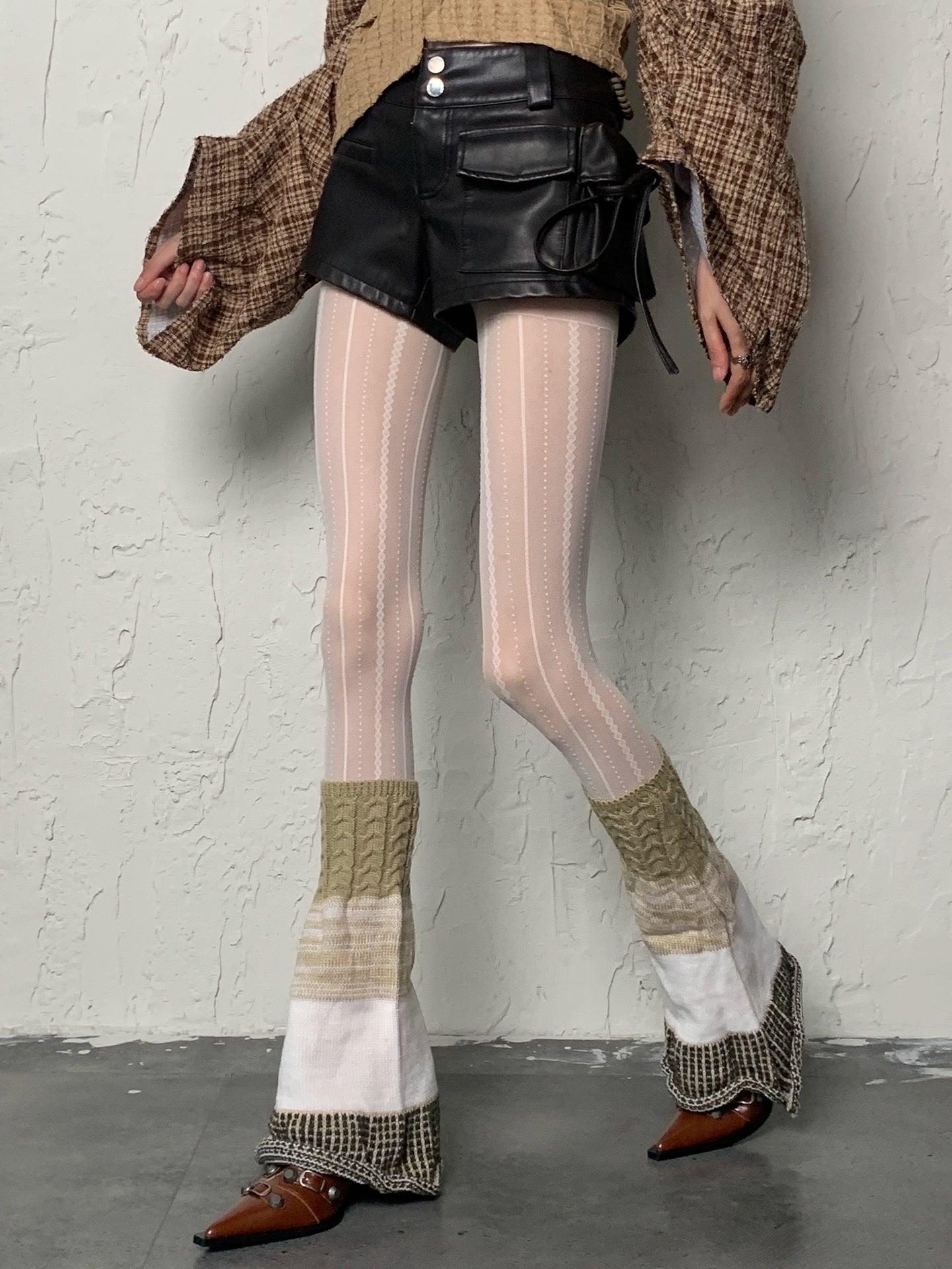 Light Asian Milk White Vertical Pattern&Khaki Trumpet Socks