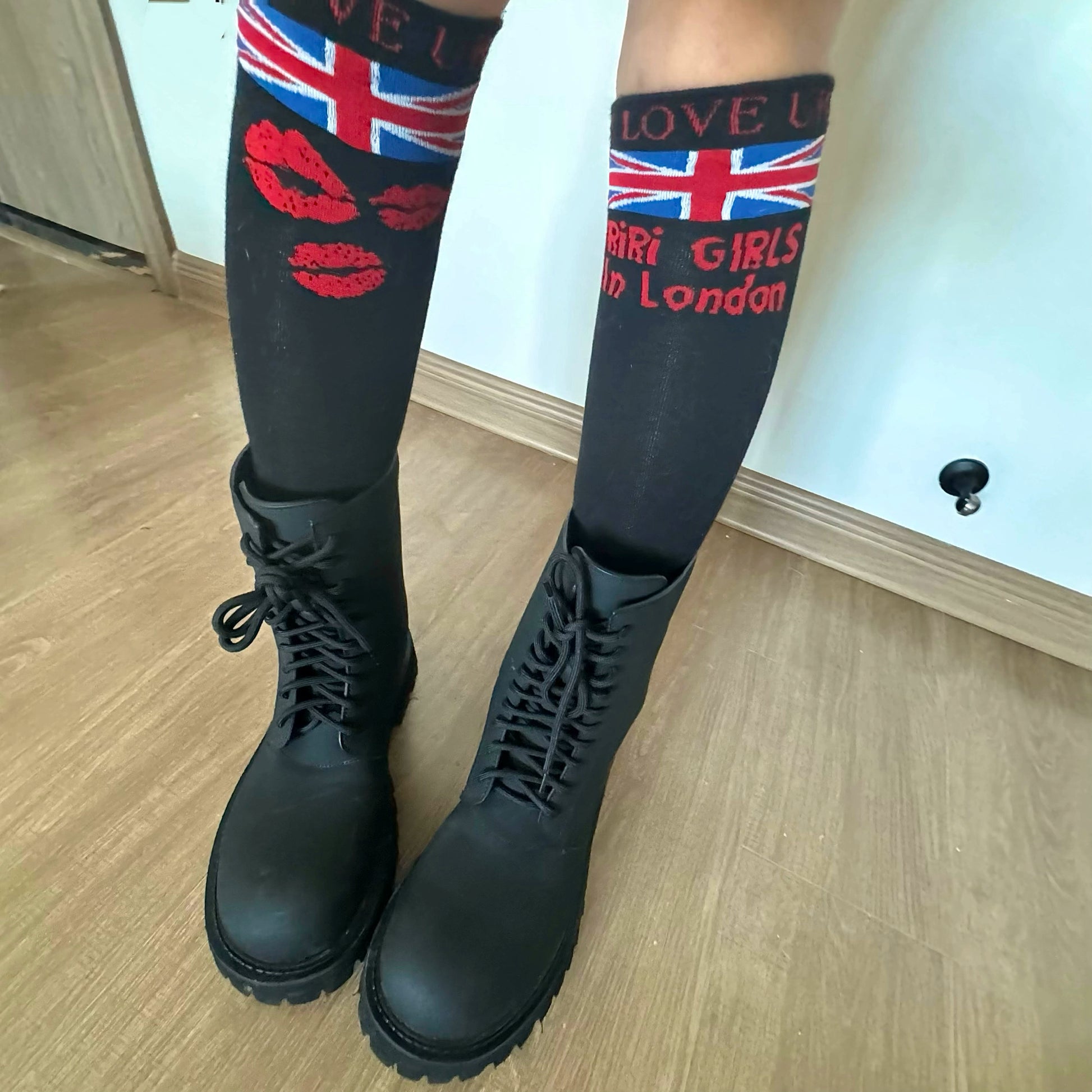 Stylish London girls lip print knit calf socks
