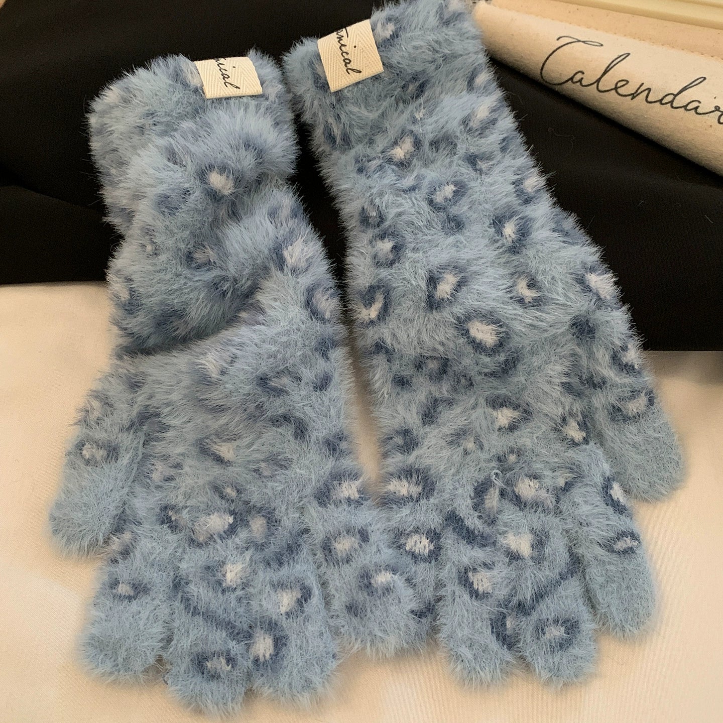 Leopard print plush knitted yarn gloves with touch screen
