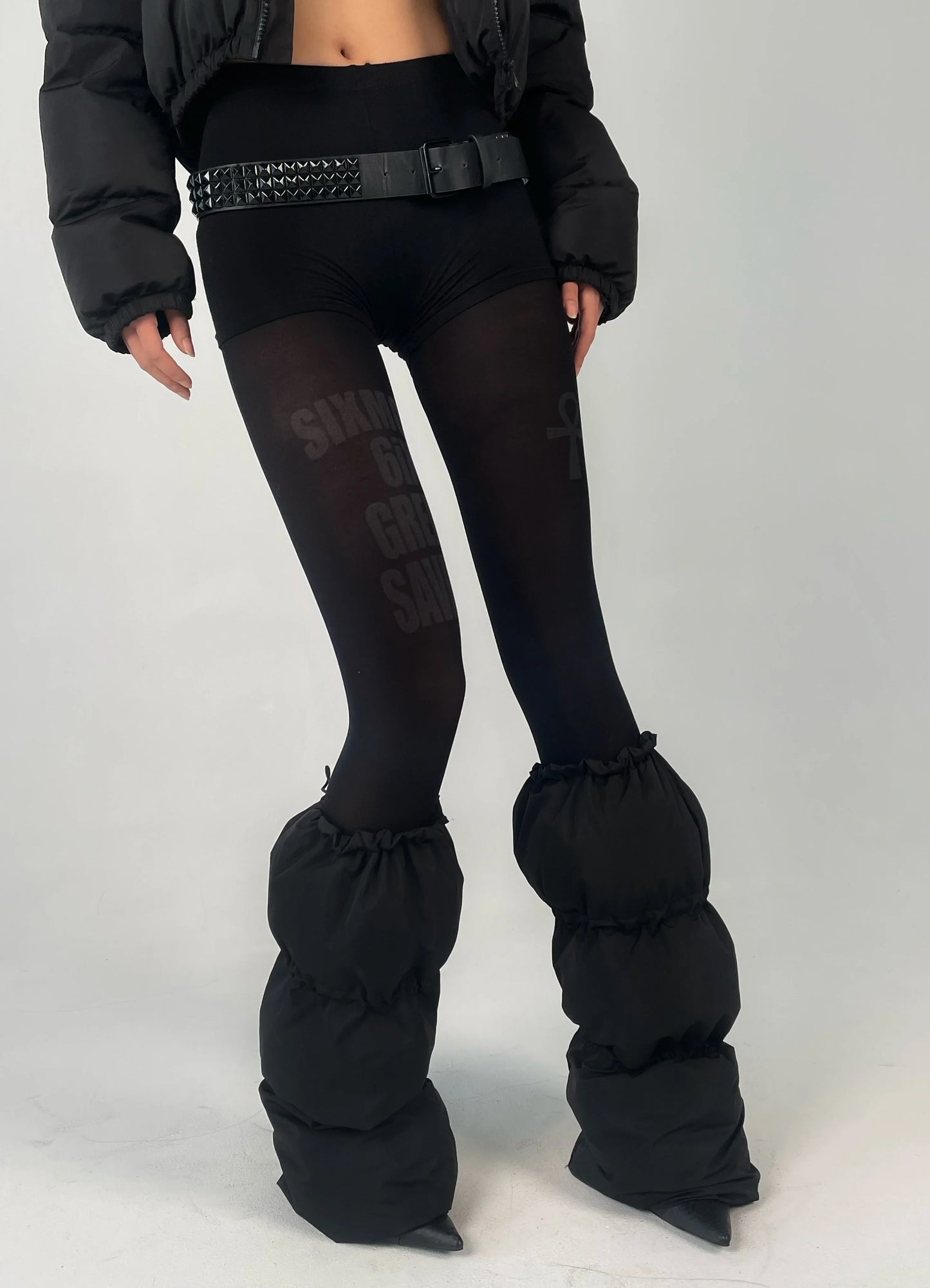 Elastic buckles enlarge leg warm