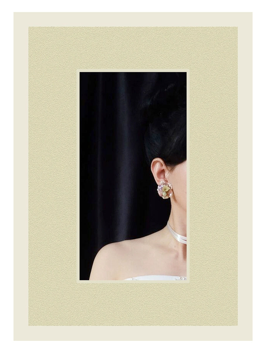 ~*Salt Flower *~Light Cream Colored Glass Handheld Flower Beautiful Decoration Antique Earrings Surrounded by Flower Balls