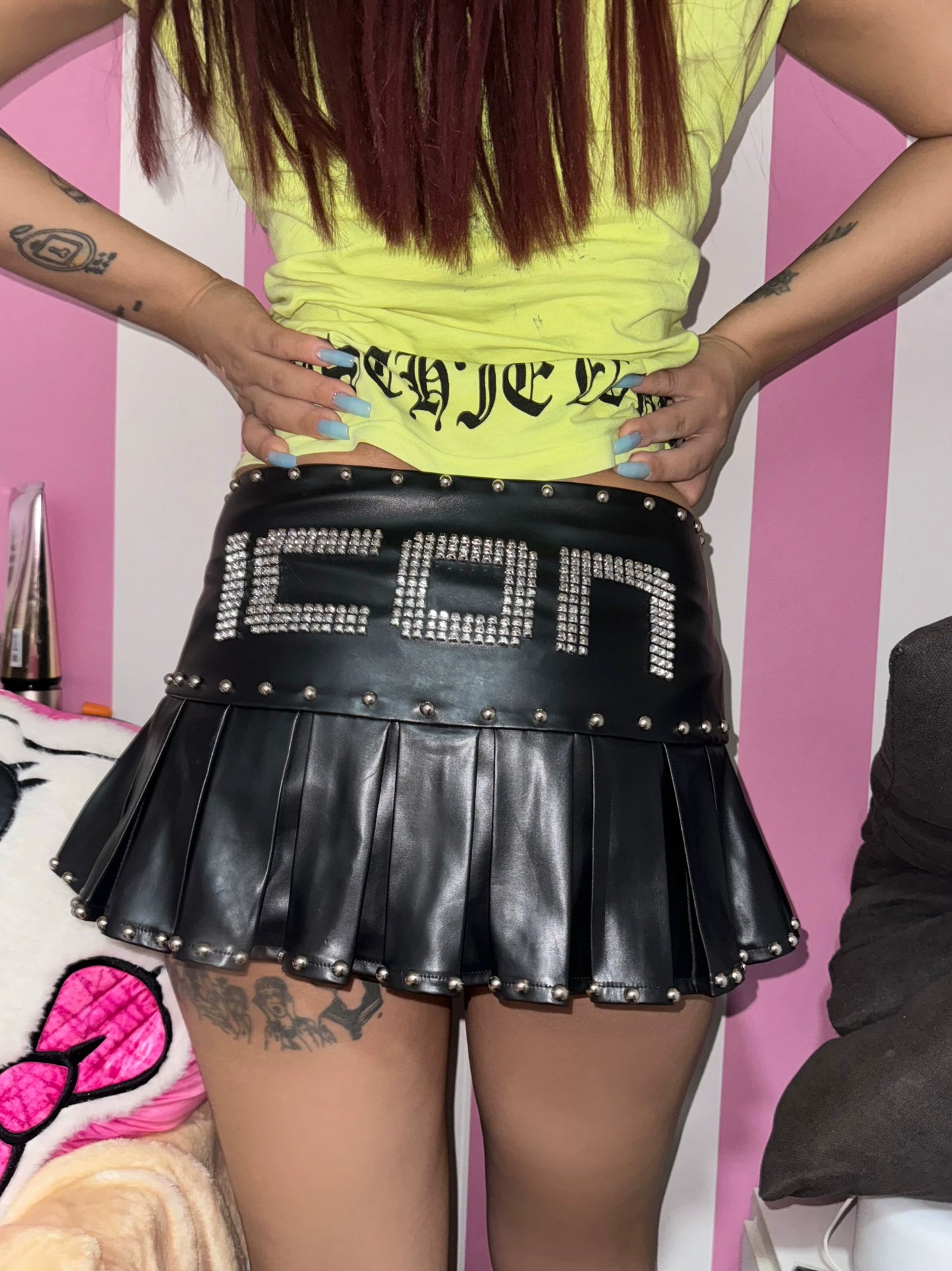 Black rivet pleated short skirt