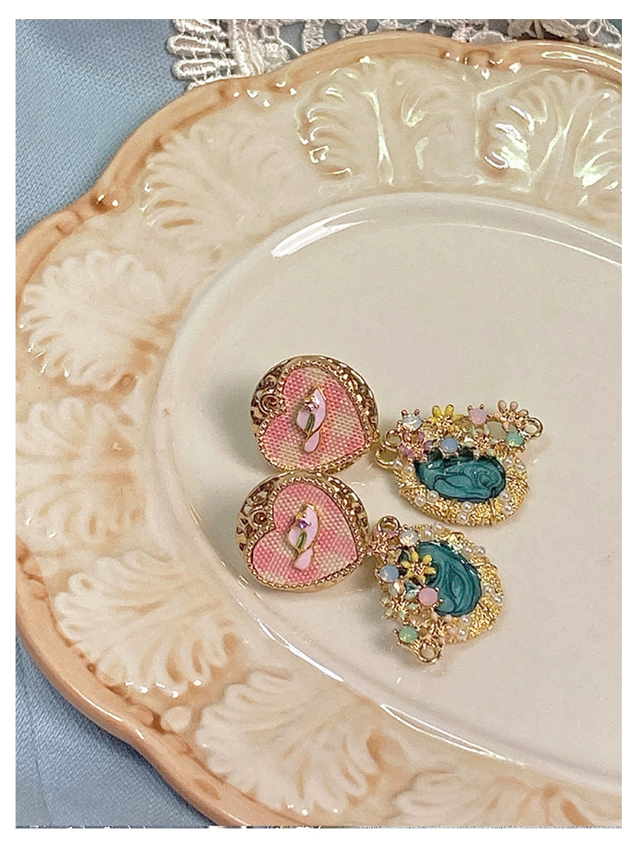 The Palace of Douil Le Li "is a luxurious and charming Baroque earring adorned with a small hat
