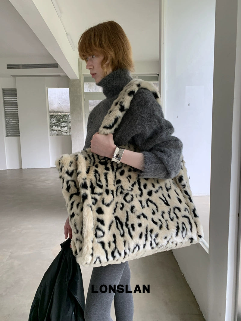 Large capacity leopard print plush bag