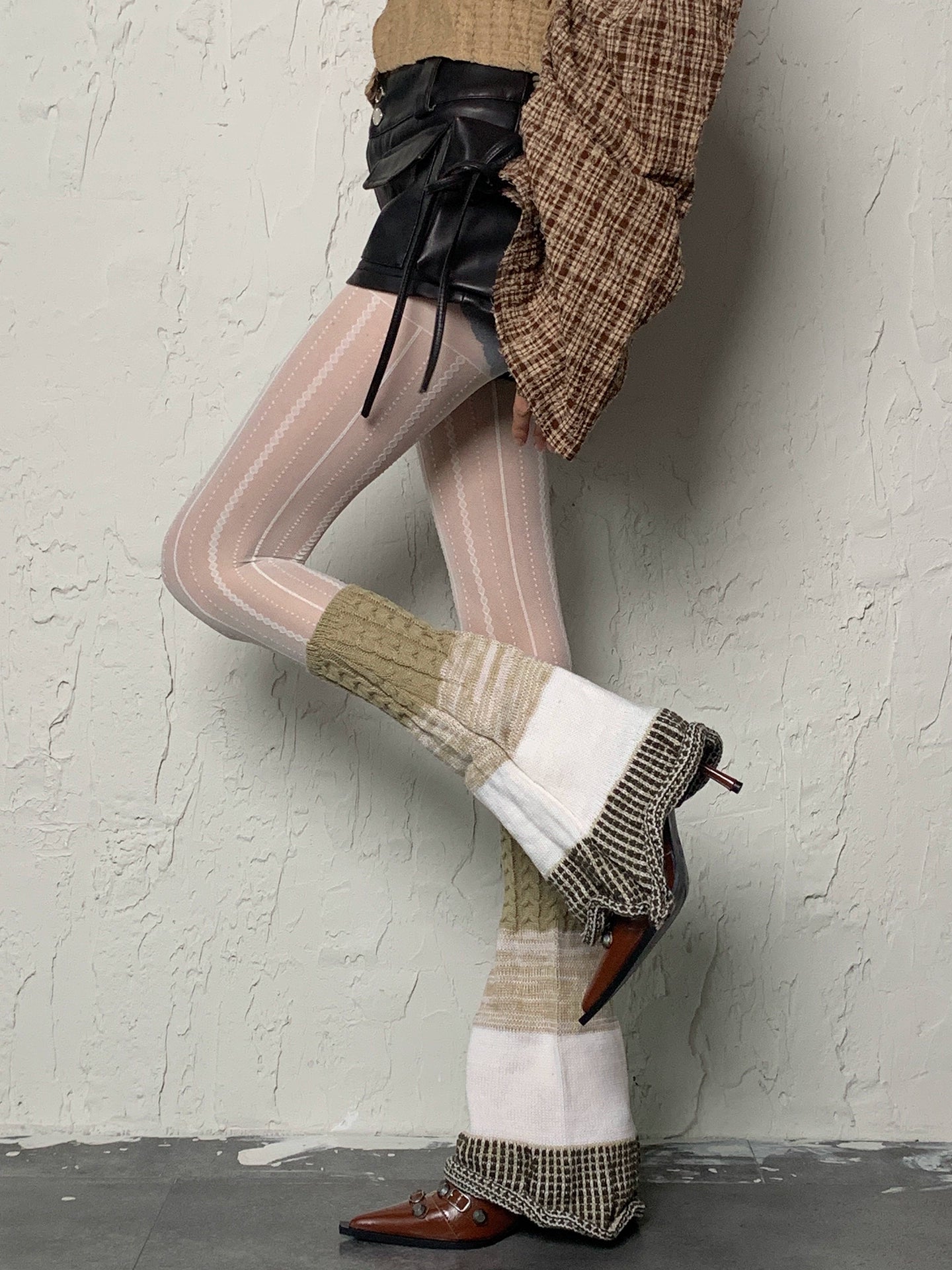 Light Asian Milk White Vertical Pattern&Khaki Trumpet Socks