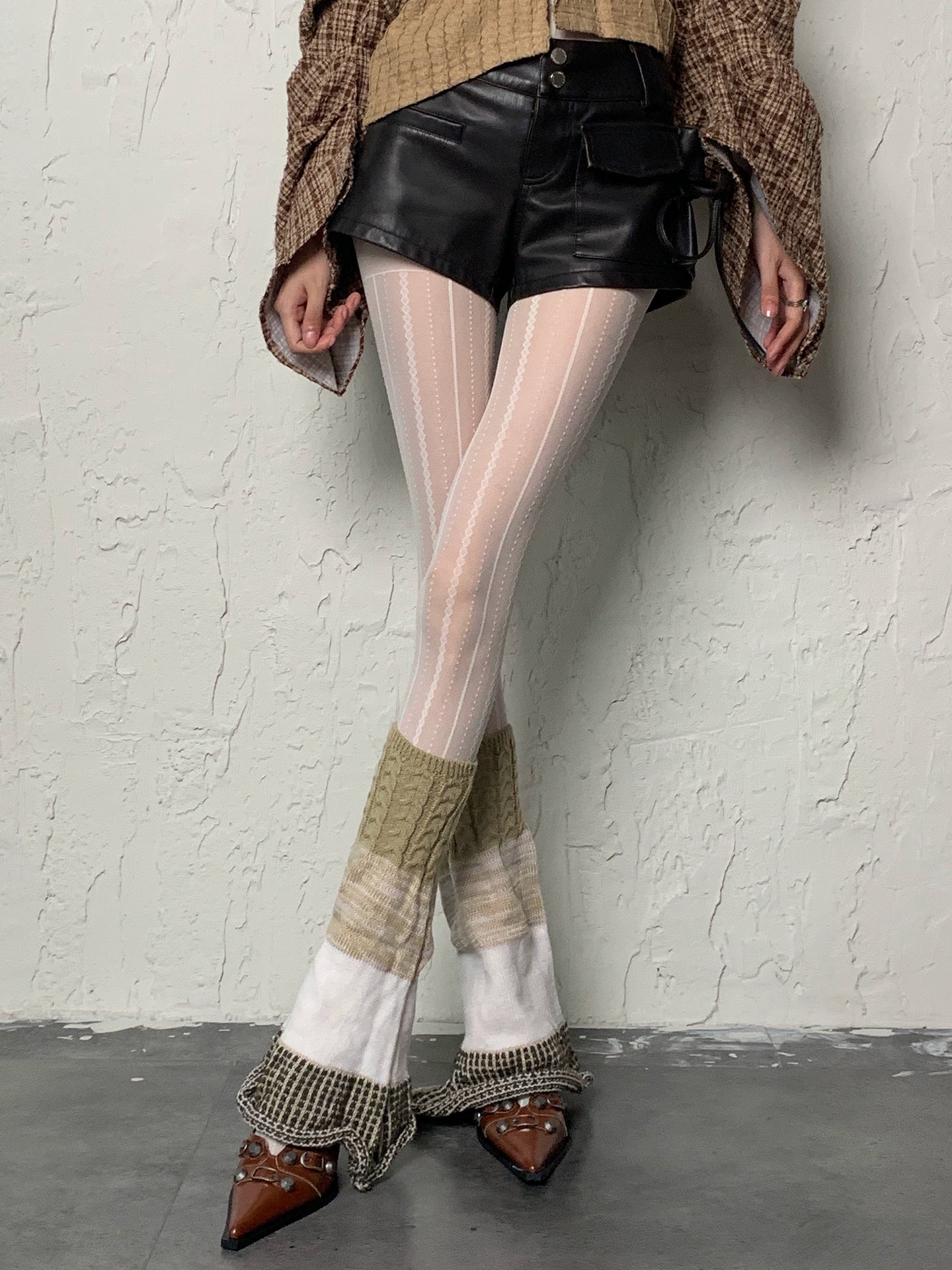 Light Asian Milk White Vertical Pattern&Khaki Trumpet Socks