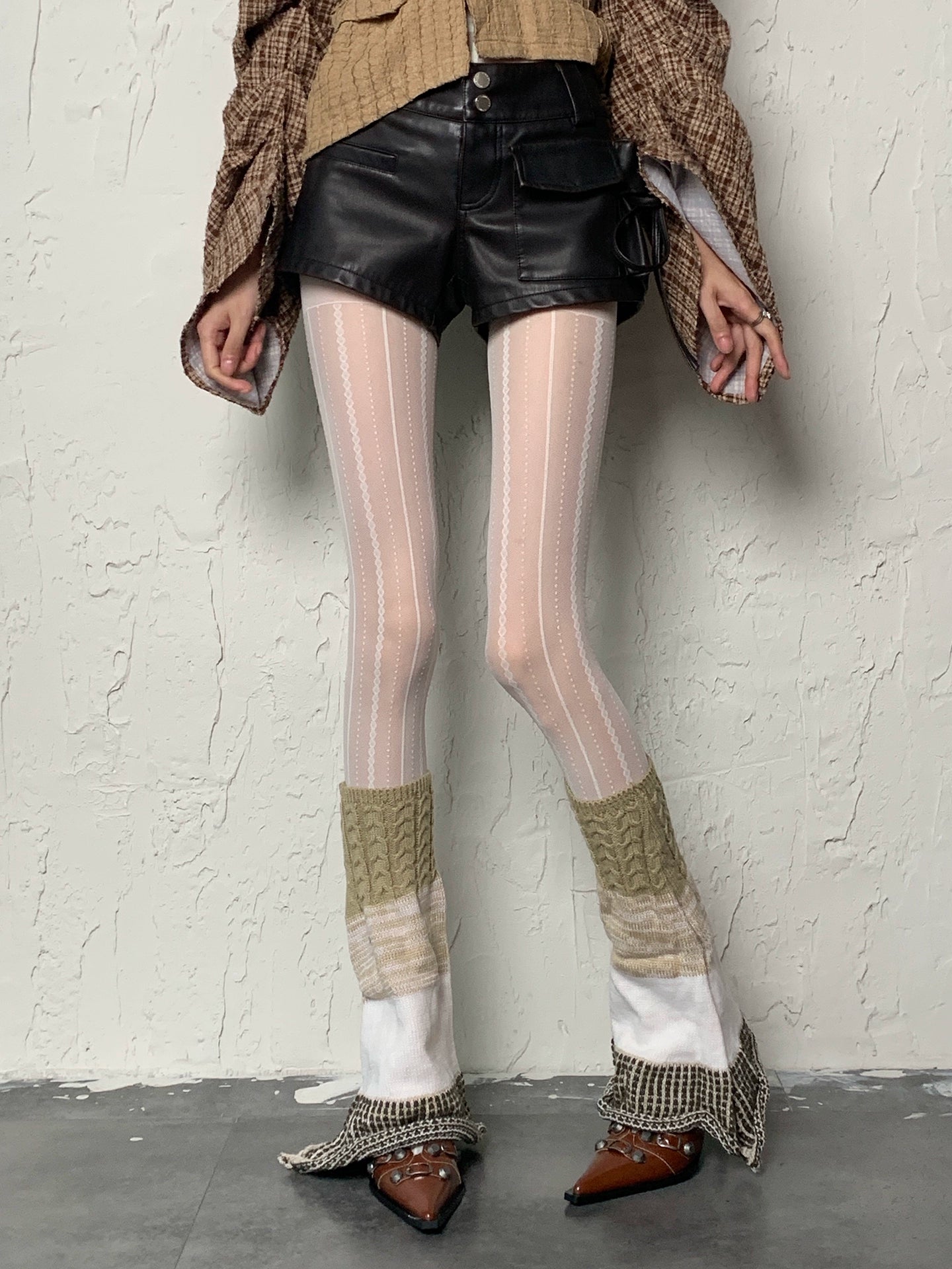 Light Asian Milk White Vertical Pattern&Khaki Trumpet Socks