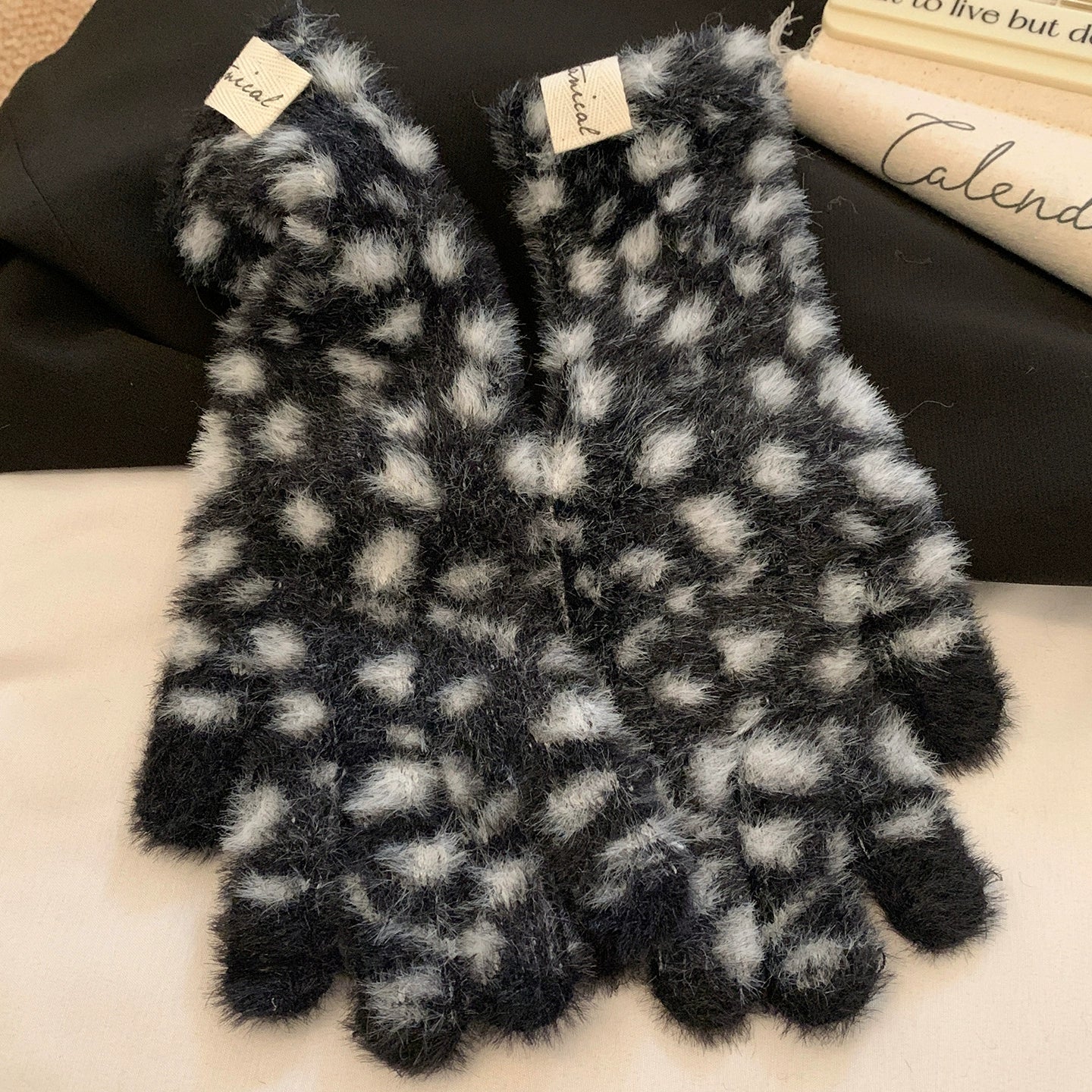 Leopard print plush knitted yarn gloves with touch screen