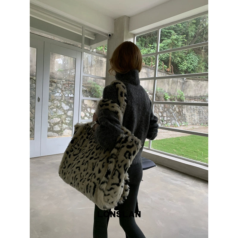 Large capacity leopard print plush bag
