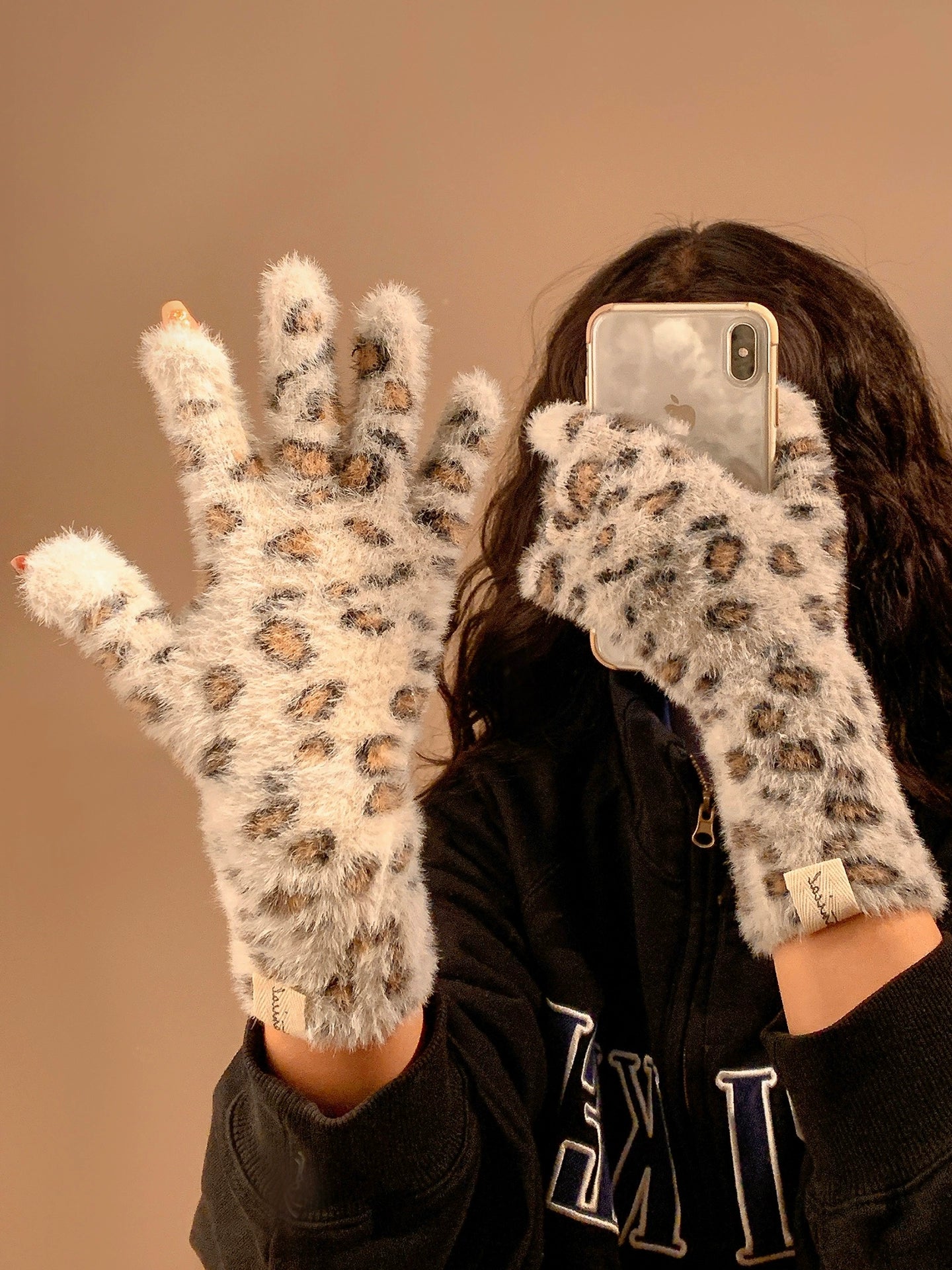 Leopard print plush knitted yarn gloves with touch screen