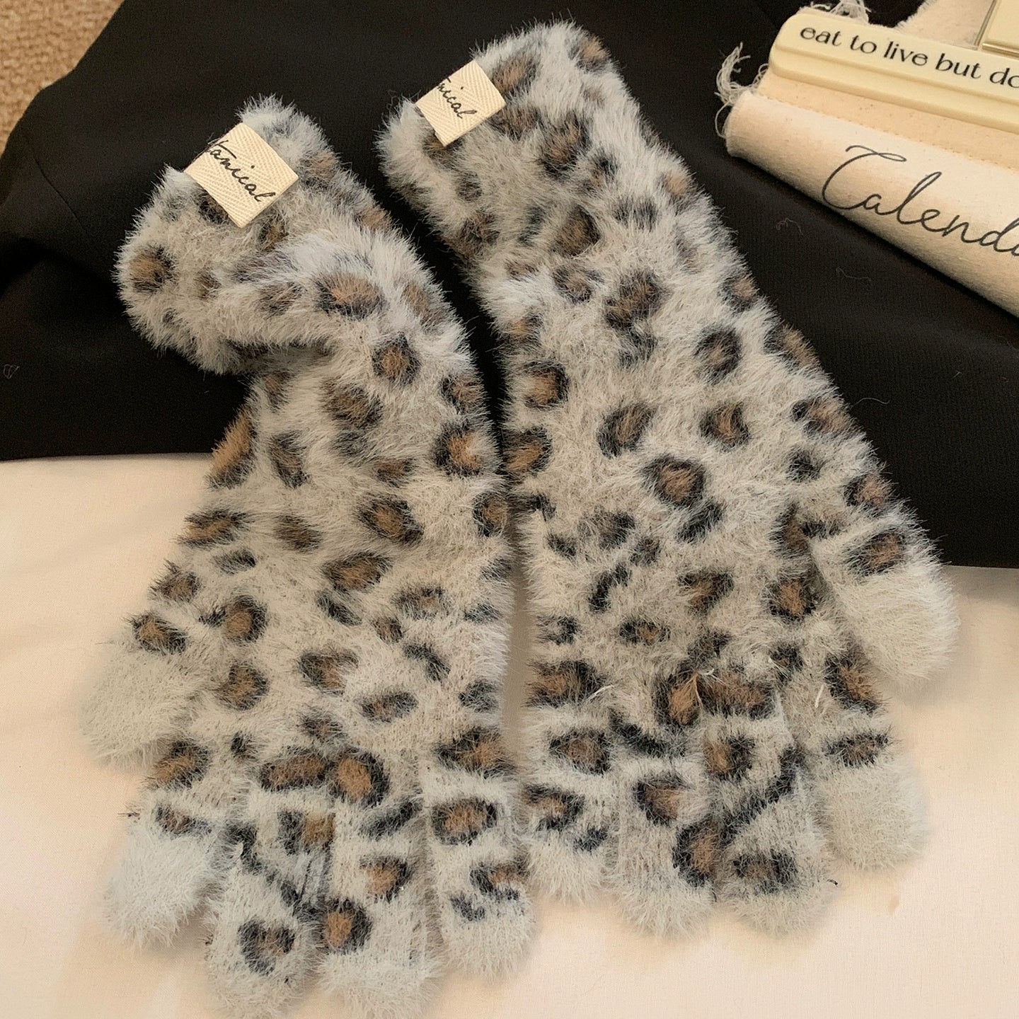 Leopard print plush knitted yarn gloves with touch screen