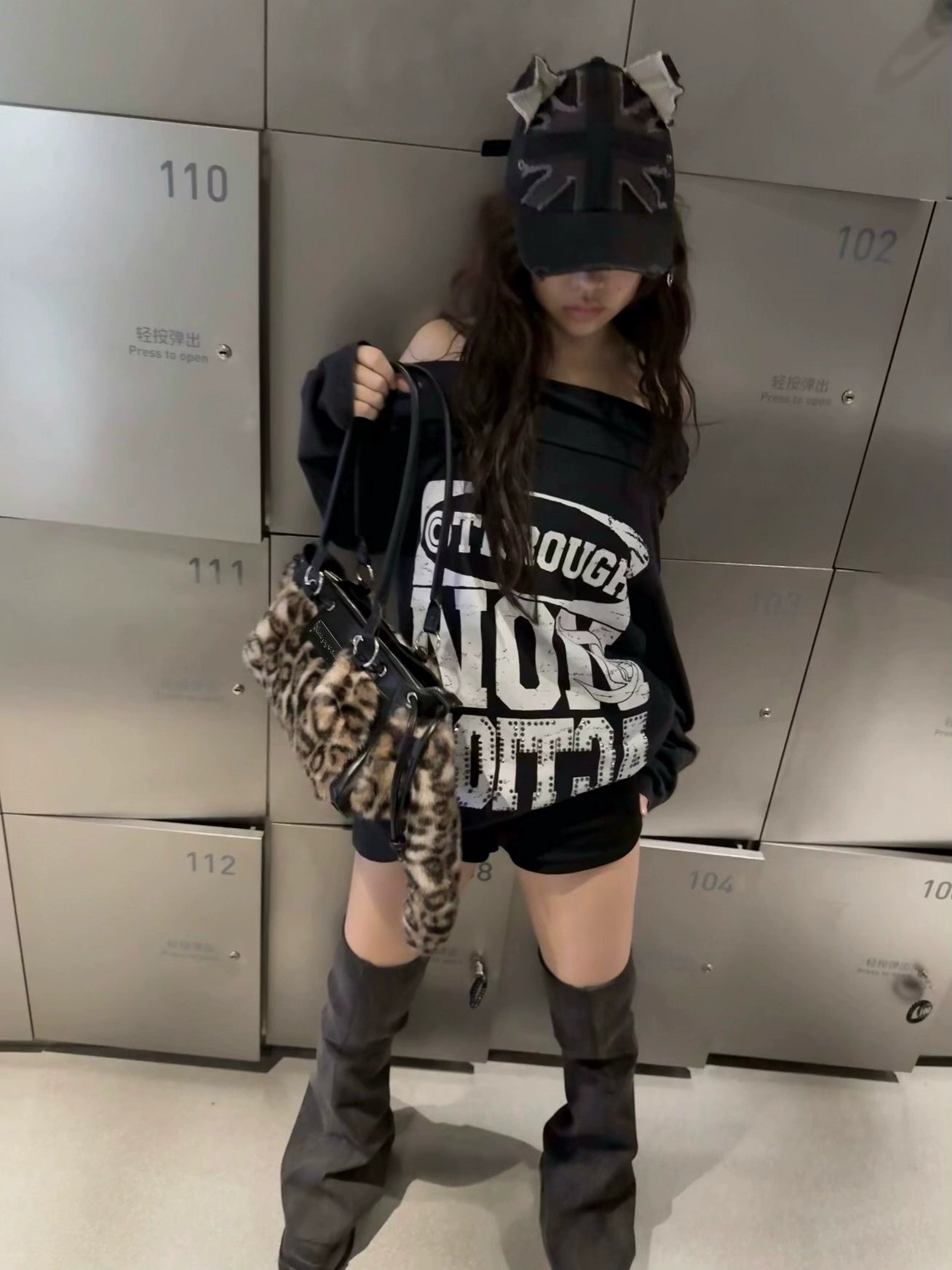 Underarm bag with leopard print tail shoulder bag